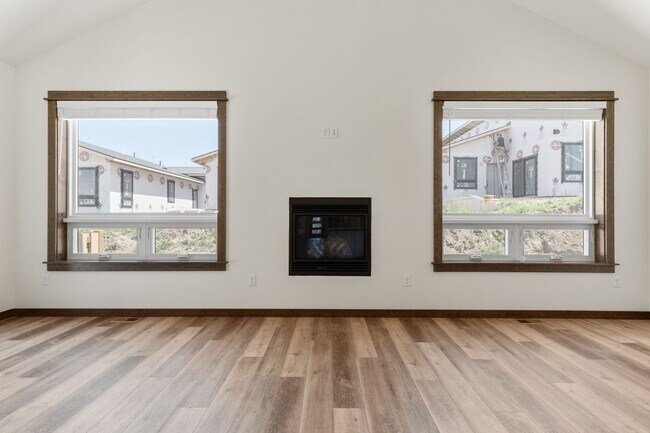 Building Photo - Beautiful Newer Condo near Monforton School