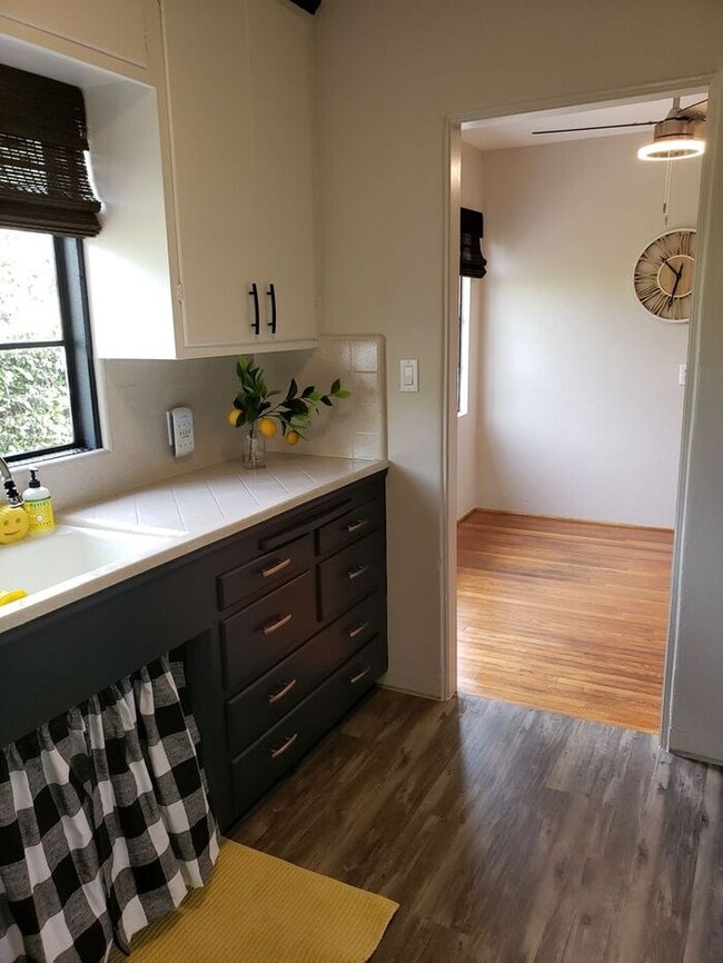 Building Photo - Vintage 1 Bedroom in Kensington with priva...