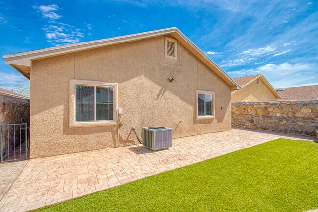 Building Photo - 1819 Shreya St