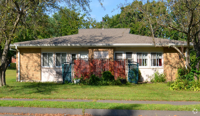 Building Photo - Pine Tree Apartments