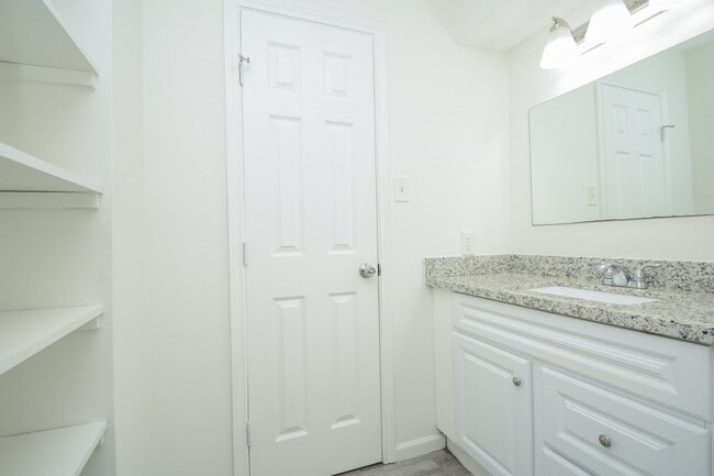 Building Photo - 1825 Live Oak Dr