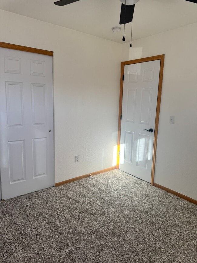 Building Photo - Charming 5 Bedroom