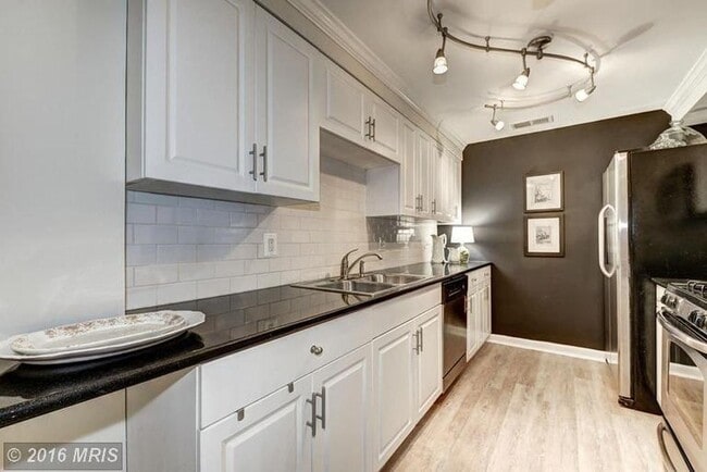 Building Photo - Available Now! 2 Bedroom Condo in Adams Mo...