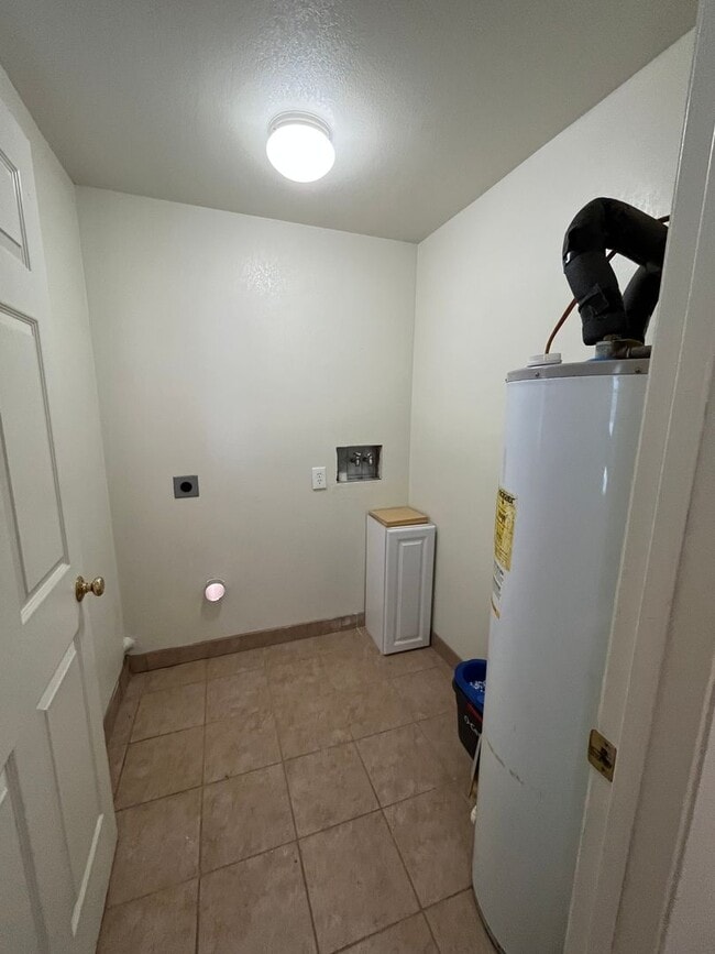 Building Photo - Country home coming soon!