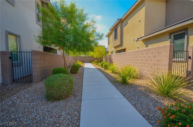Building Photo - 541 Tokopah Falls St