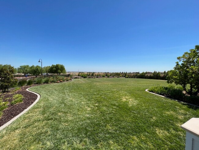 Building Photo - Newer Construction Home located in desirab...