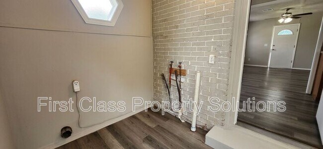 Building Photo - 407 E Rickenbacker Dr