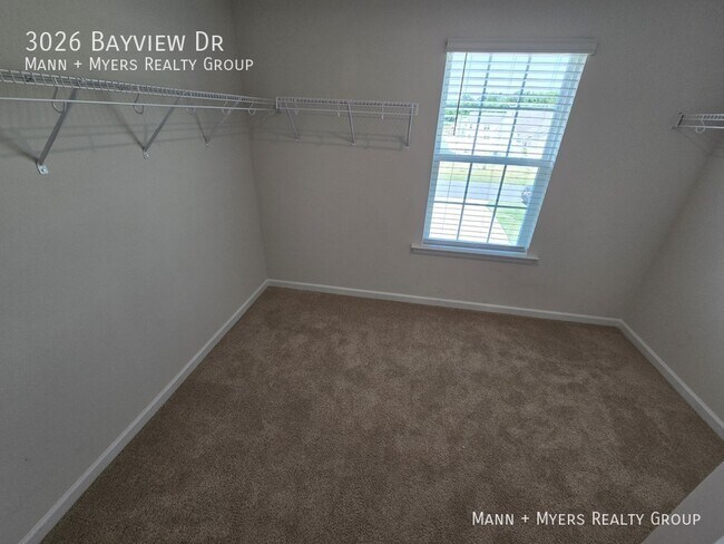 Building Photo - 3026 Bayview Dr