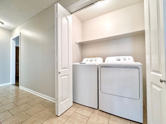 Building Photo - Serene 3BR Home in Peaceful Azalea Lakes