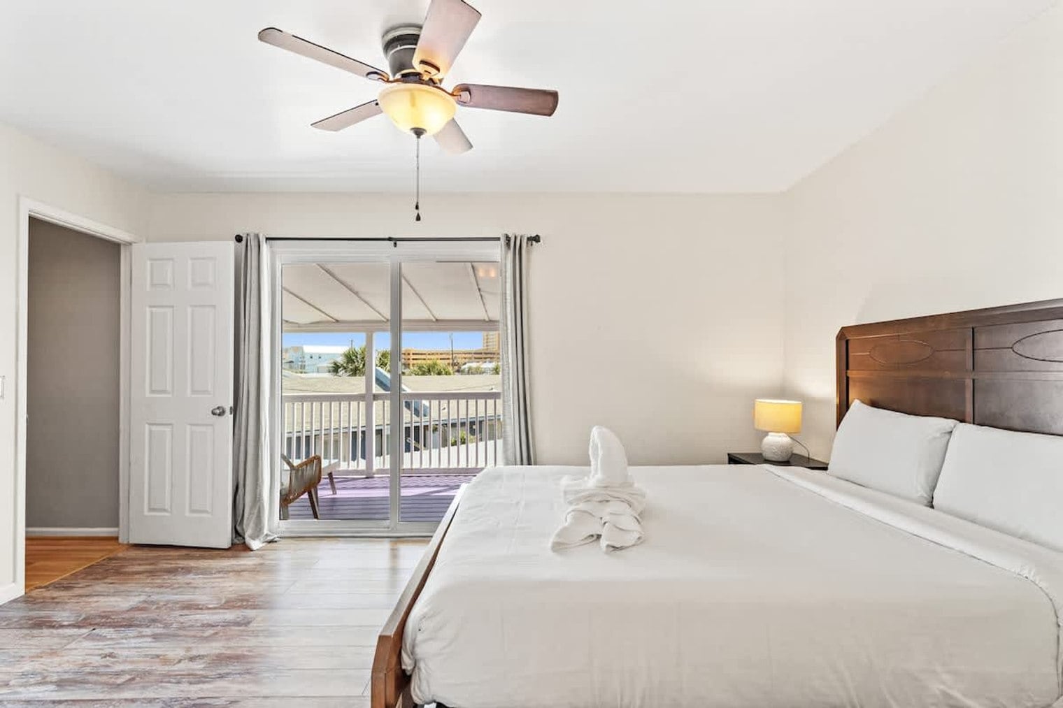 Building Photo - 5218 Beach Dr