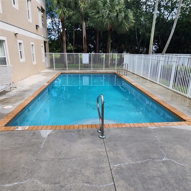 Building Photo - 2941 Riverside Dr