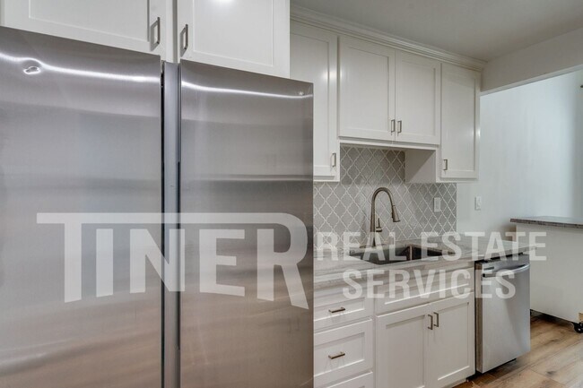 Building Photo - 324 Bridge Pl