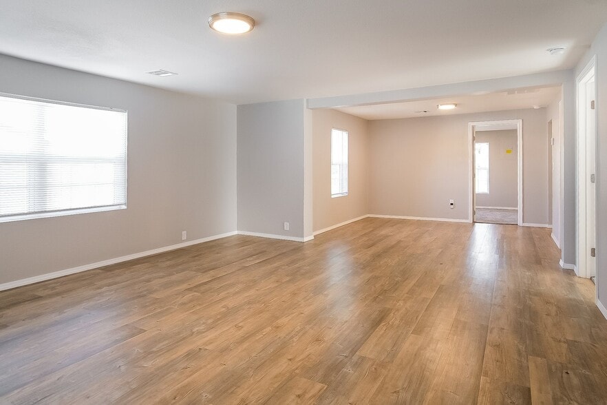 Building Photo - 1621 S Park St