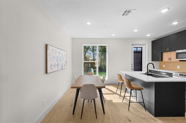 Building Photo - BRAND NEW 4 Bed/4 Bath Townhome Available ...