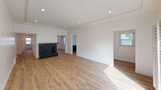 Building Photo - 1021 S Hayworth Ave