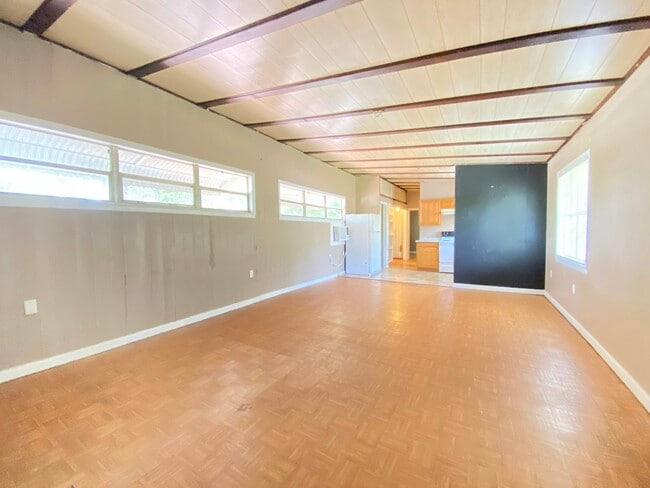 Building Photo - 1008 Meadows Ave