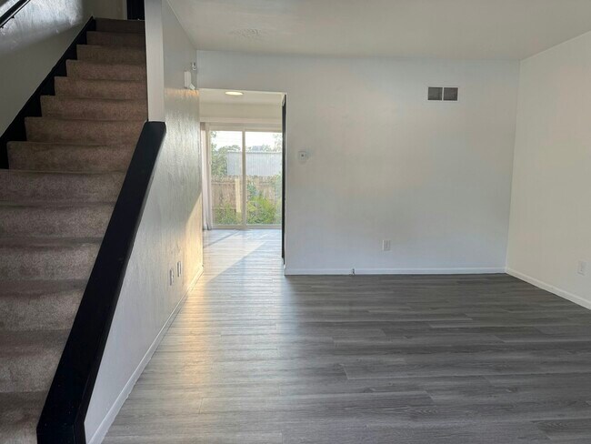 Building Photo - 4165 W Ridge Rd