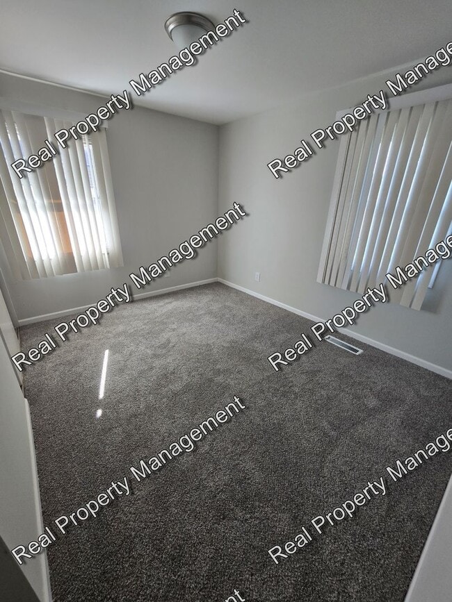 Building Photo - Updated 3 Bedroom Ranch