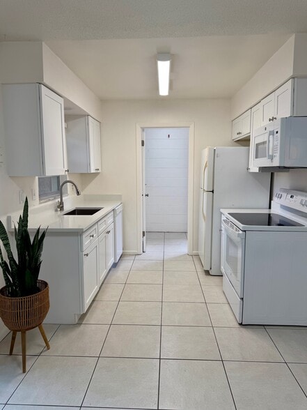 Kitchen facing laundry - 914 La Salle Ave