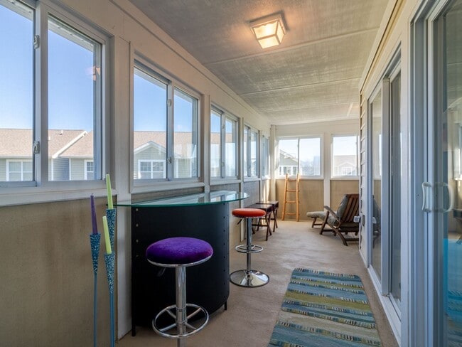 Building Photo - YEAR ROUND RENTAL- FURNISHED - 3 BEDROOM CONDO - WOODS COVE