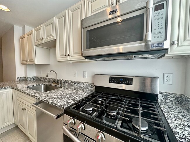 Building Photo - Apartment in Upper Fells Point!