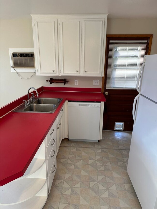 Building Photo - Walkable to Silas High School