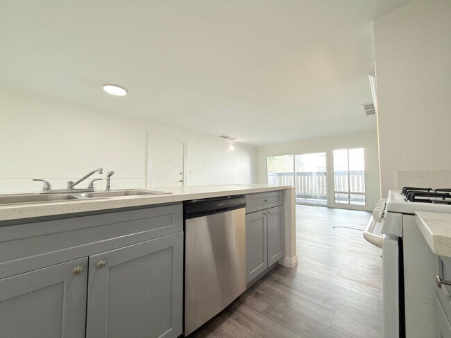 Building Photo - Updated 2Bed/ 2Bath in Canoga Park