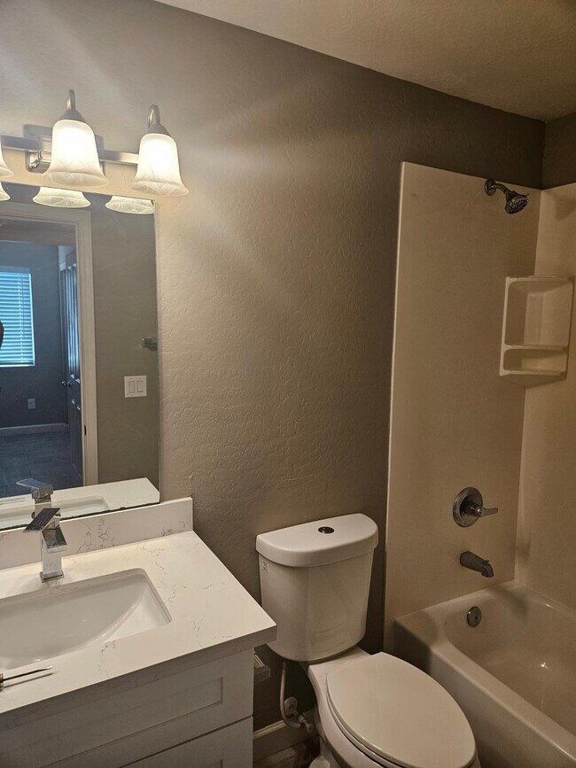 Building Photo - 935 E Roma Ave