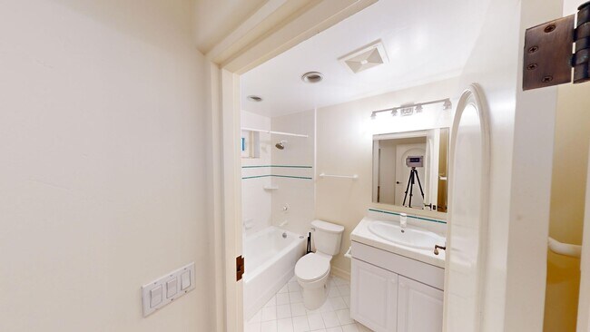 Building Photo - Spacious 4-bedroom 4.5 bath Home in a Gated Complex