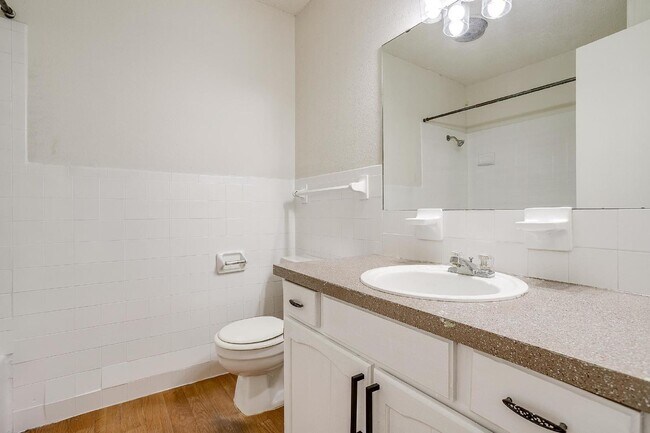 Building Photo - Charming 2-Bed, 2-Bath Duplex in Burleson