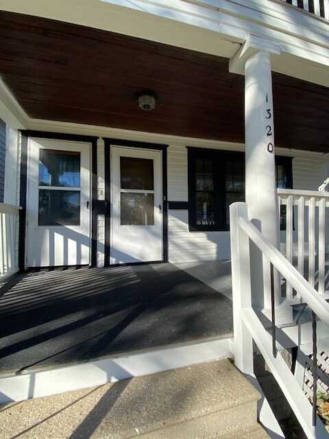 Building Photo - 1320 W 7th St