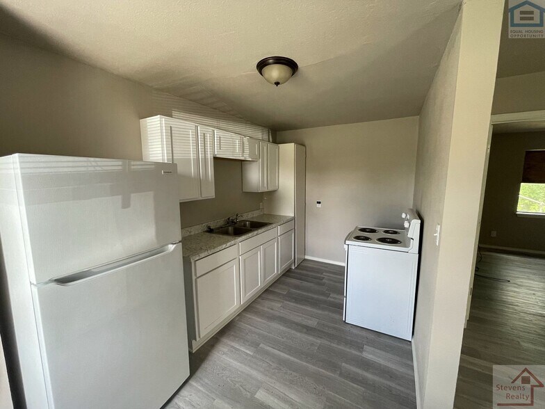 Building Photo - 1315 SW E Ave