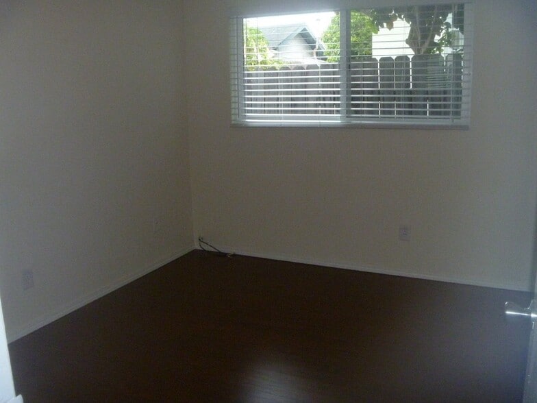 Building Photo - 808 Garnet St