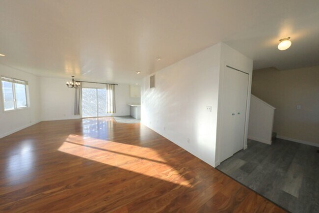 Building Photo - Spacious 3/2 with large yard