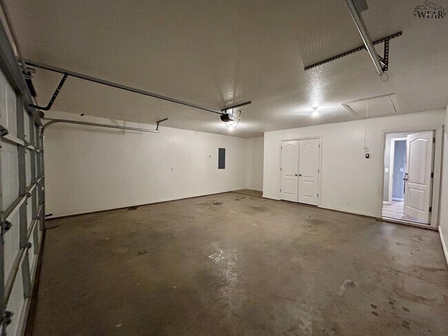 Building Photo - 5025 Olivia Ln