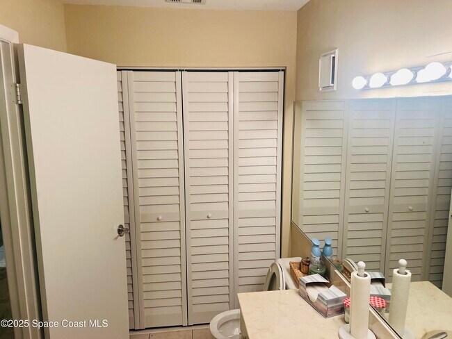 Building Photo - 1123 Breezy Way