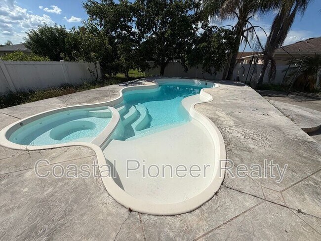 Building Photo - 724 Versailles Ln