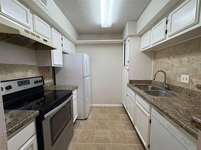 Building Photo - 10555 Turtlewood Ct