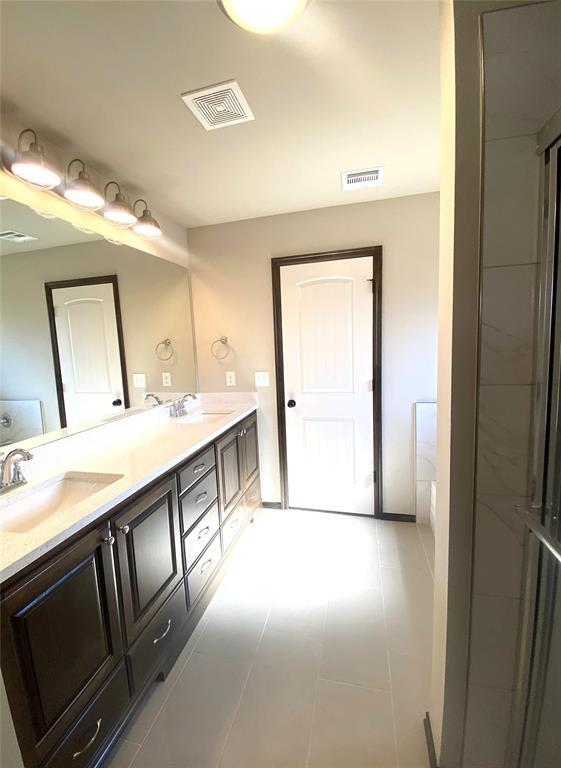 Building Photo - 4200 Royal Garden Dr