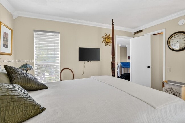 Building Photo - 5240 NE 6th Ave