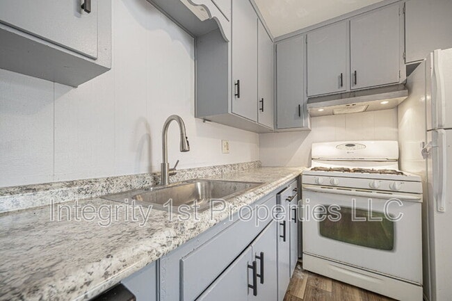 Building Photo - 4200 N Askew Ave