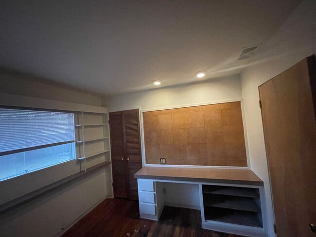 Building Photo - Charming Pet Friendly, 3-Bedroom 1-Bath, p...