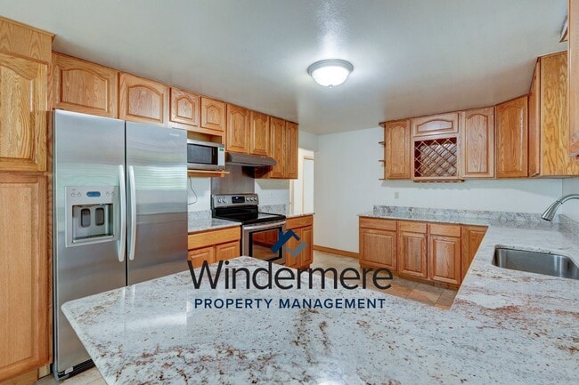 Building Photo - Spacious 3 Bedroom 3 Bath in town