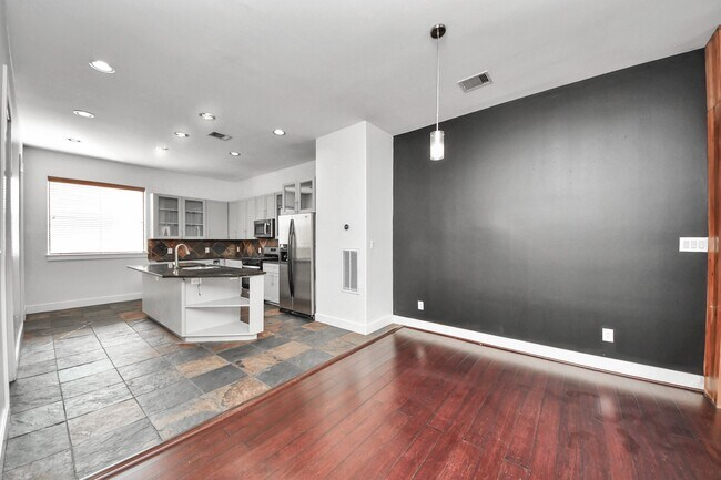 Building Photo - 2911 Chartres St