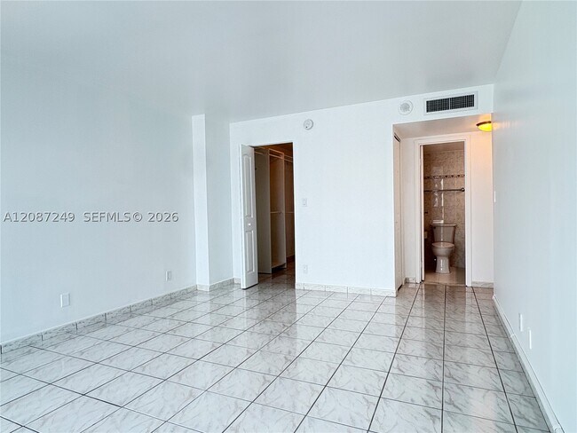 Building Photo - 2655 Collins Ave