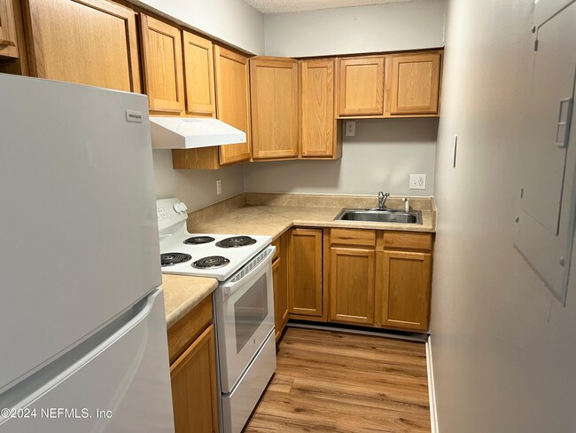 Building Photo - 8160 San Jose Manor Dr E