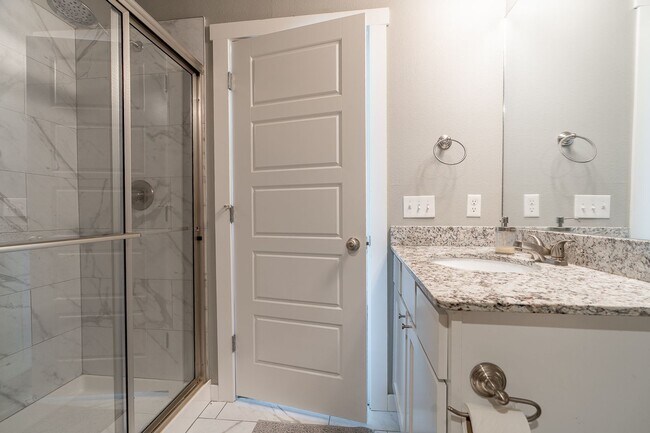Building Photo - Updated 3-bedroom 2.5 bath Townhome in Fay...