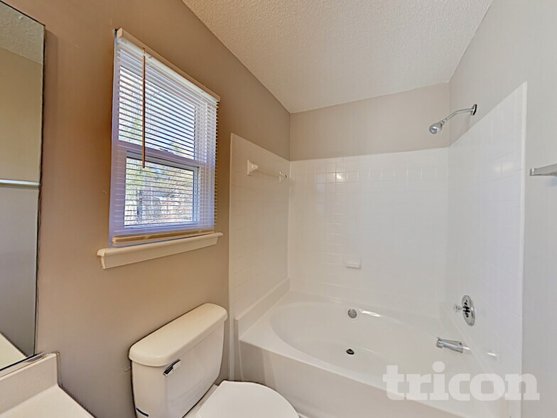 Building Photo - 8009 Vermilion Dr