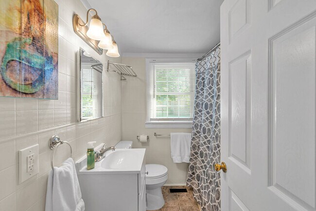 Building Photo - 509 S Shore Dr