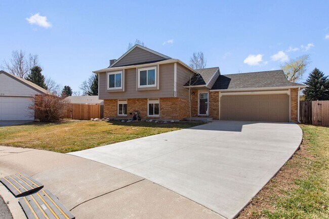 Building Photo - 4 Bedroom 2 Bathroom Large Yard in South West Fort Collins